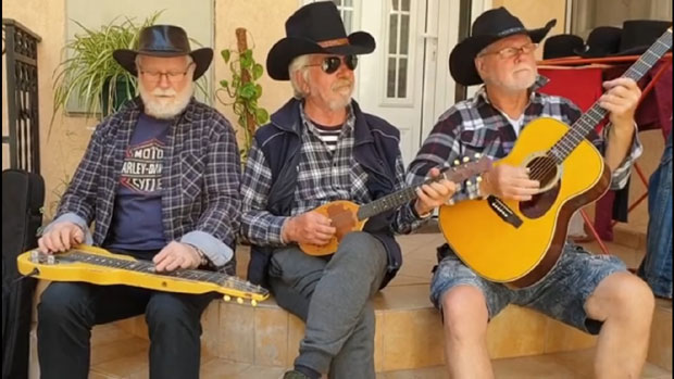 Славље у породици Јелић: Заједно засвирала три брата за крај изолације и рођење унуке (ФОТО)